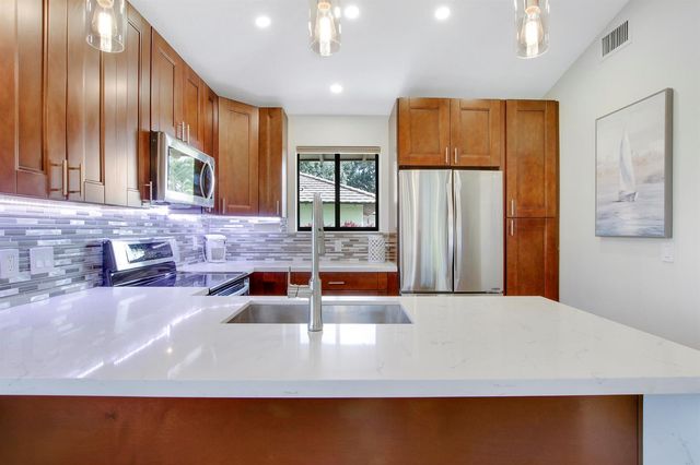 533 Club Drive, Palm Beach Gardens, FL 33418