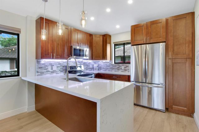 533 Club Drive, Palm Beach Gardens, FL 33418