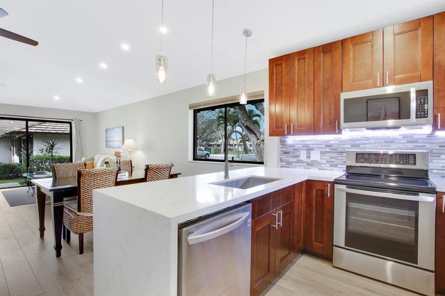 533 Club Drive, Palm Beach Gardens, FL 33418