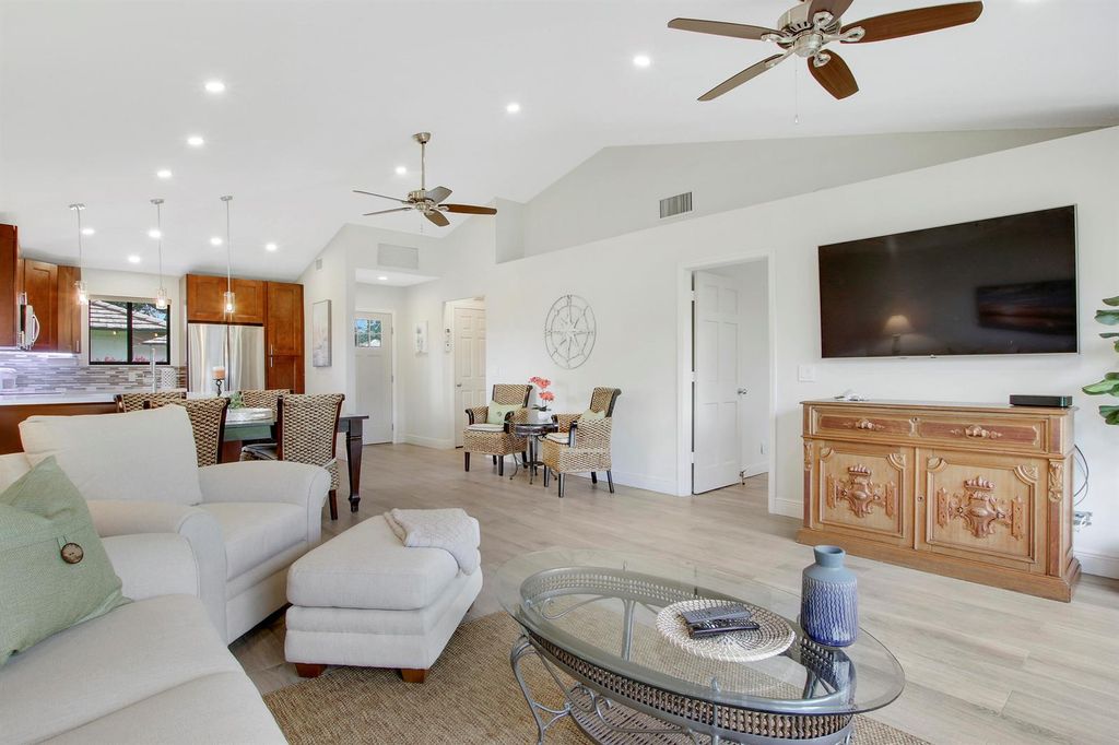 533 Club Drive, Palm Beach Gardens, FL 33418