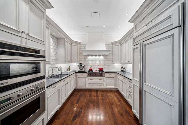 270 E Pearson Street 101, Chicago, IL 60611