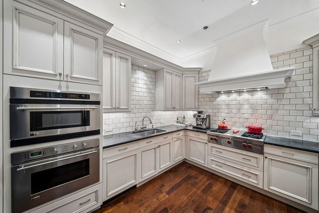 270 E Pearson Street 101, Chicago, IL 60611