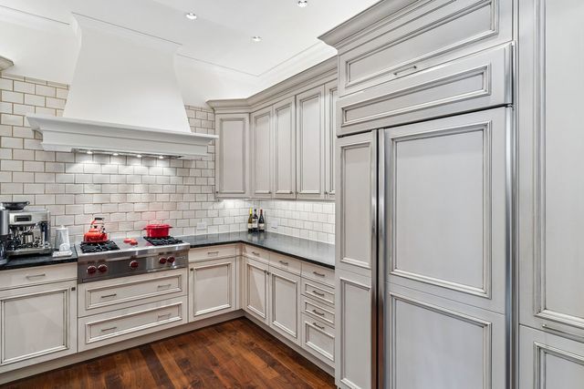 270 E Pearson Street 101, Chicago, IL 60611