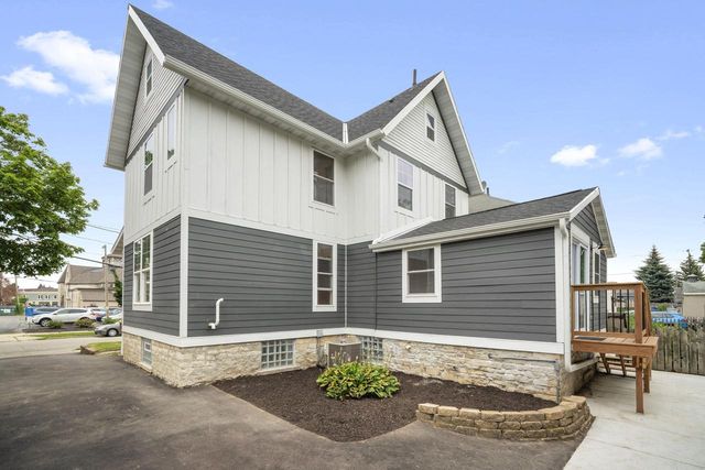 125 E Park AVENUE, Waukesha, WI 53186