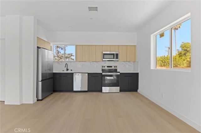 4511 Rosewood Avenue, Los Angeles, CA 90004
