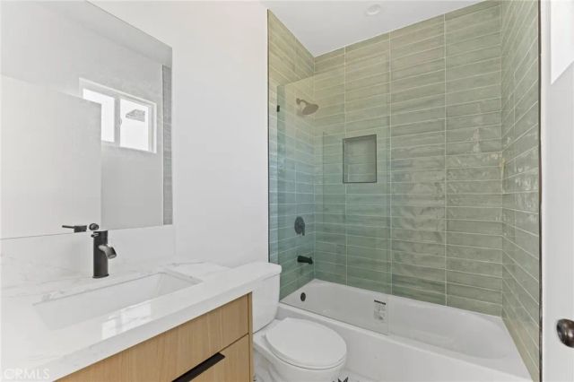 4511 Rosewood Avenue, Los Angeles, CA 90004