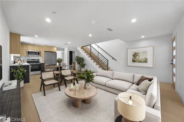 4511 Rosewood Avenue, Los Angeles, CA 90004