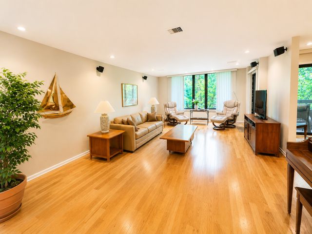 1401 Burr Oak Road 303B, Hinsdale, IL 60521