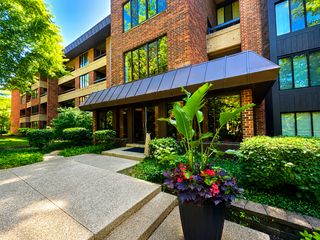 1401 Burr Oak Road 303B, Hinsdale, IL 60521