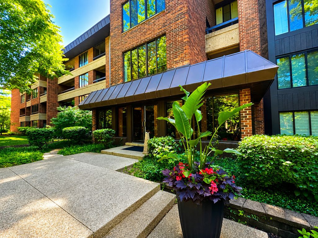 1401 Burr Oak Road 303B, Hinsdale, IL 60521