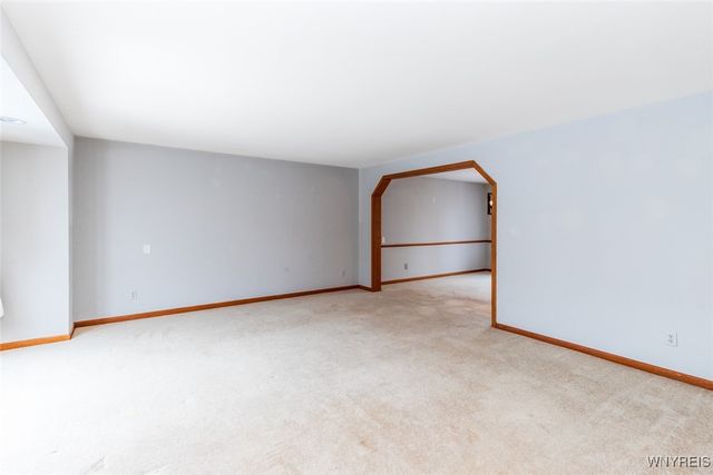 35 Britannia Dr, Amherst, NY 14051