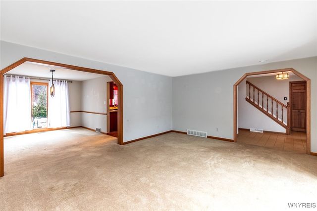 35 Britannia Dr, Amherst, NY 14051