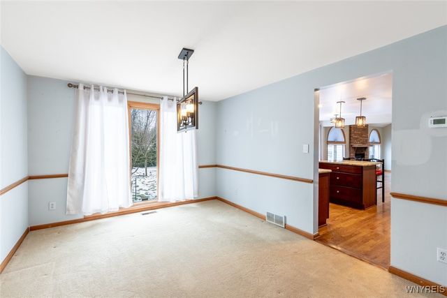 35 Britannia Dr, Amherst, NY 14051