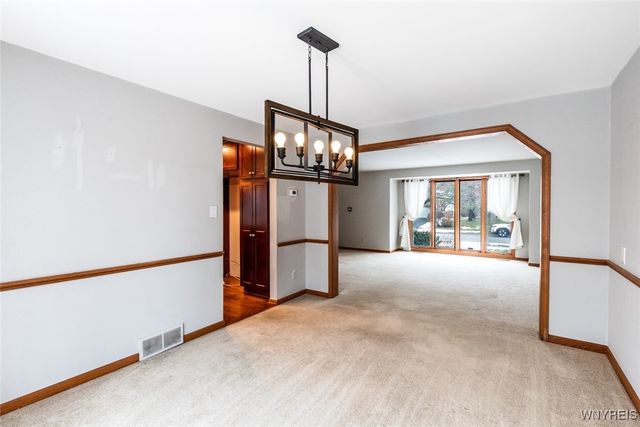 35 Britannia Dr, Amherst, NY 14051