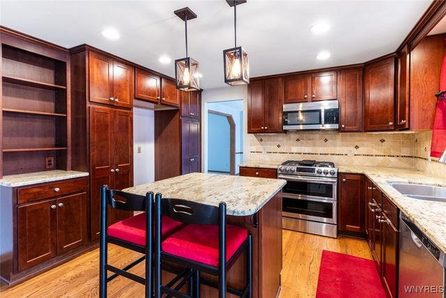 35 Britannia Dr, Amherst, NY 14051