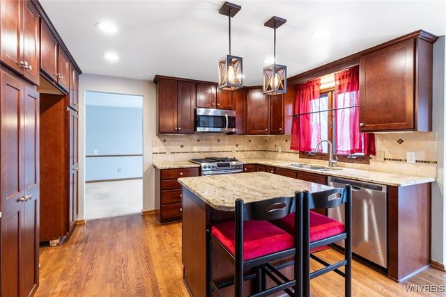 35 Britannia Dr, Amherst, NY 14051