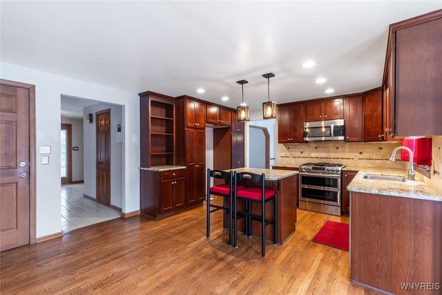 35 Britannia Dr, Amherst, NY 14051