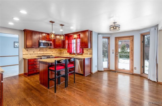 35 Britannia Dr, Amherst, NY 14051