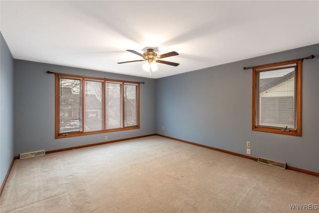 35 Britannia Dr, Amherst, NY 14051