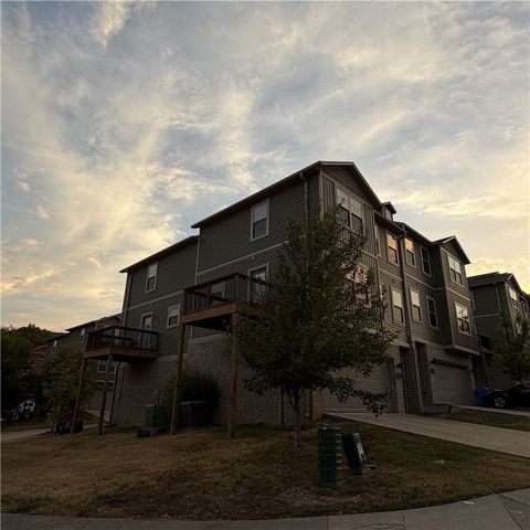 2787 W Blackstone, Fayetteville, AR 72704