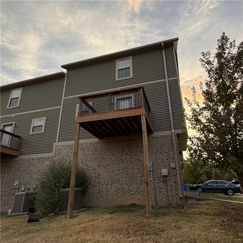 2787 W Blackstone, Fayetteville, AR 72704