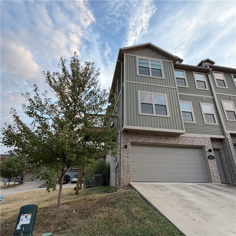 2787 W Blackstone, Fayetteville, AR 72704