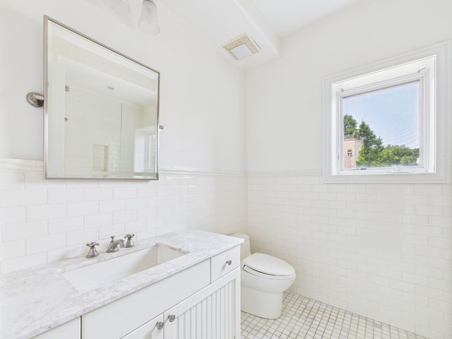 1242 W Dickens Avenue, Chicago, IL 60614