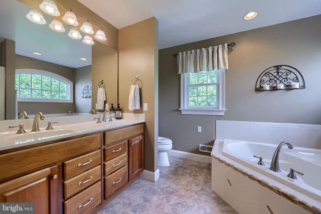 391 ECKER DR, Lititz, PA 17543