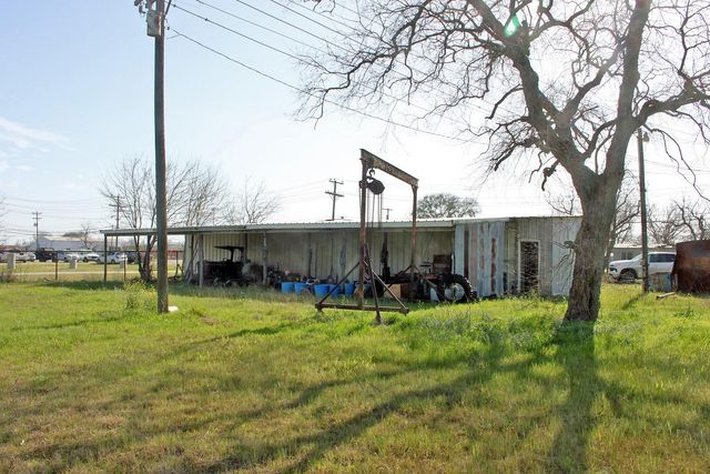 1406 S Commerce ST S, Lockhart, TX 78644