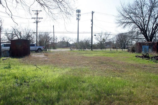 1406 S Commerce ST S, Lockhart, TX 78644