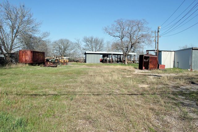 1406 S Commerce ST S, Lockhart, TX 78644