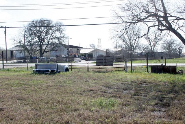 1406 S Commerce ST S, Lockhart, TX 78644