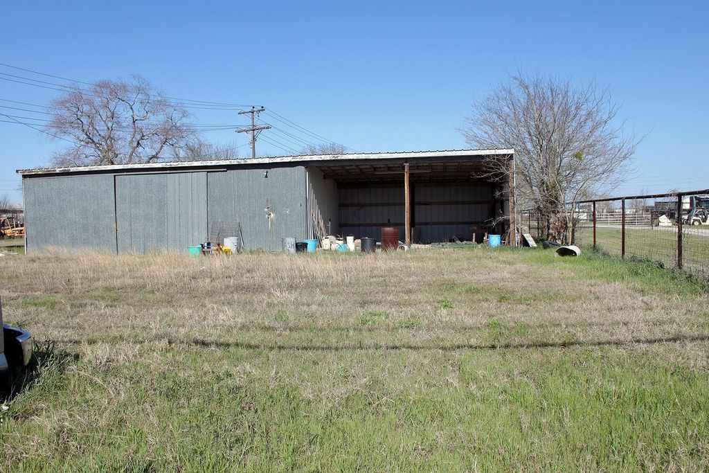 1406 S Commerce ST S, Lockhart, TX 78644