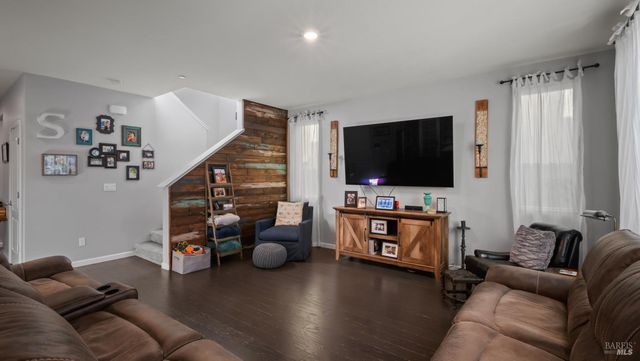 2382 Sheldon Dr, Fairfield, CA 94533