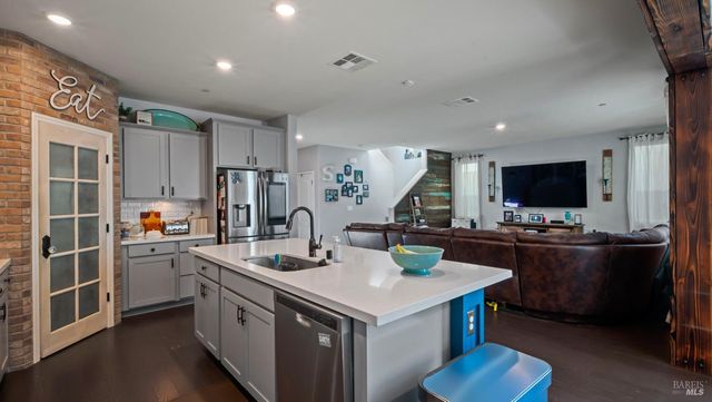 2382 Sheldon Dr, Fairfield, CA 94533