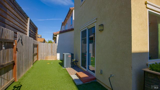 2382 Sheldon Dr, Fairfield, CA 94533