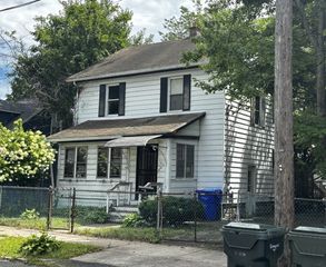 109 Kingsley St, Springfield, MA 01104