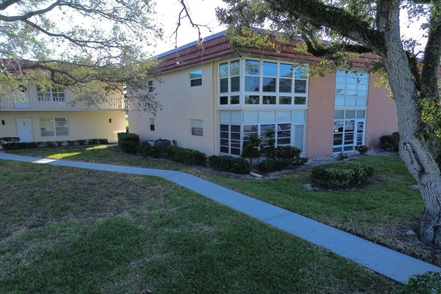 32 Pine Arbor Lane 205, Vero Beach, FL 32962