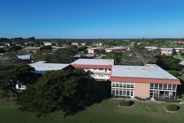 32 Pine Arbor Lane 205, Vero Beach, FL 32962