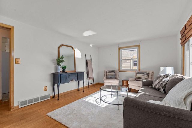 125 W CECIL STREET, Neenah, WI 54956