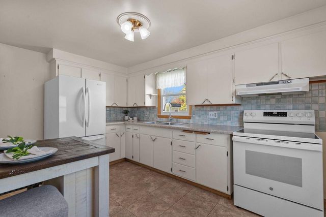 125 W CECIL STREET, Neenah, WI 54956