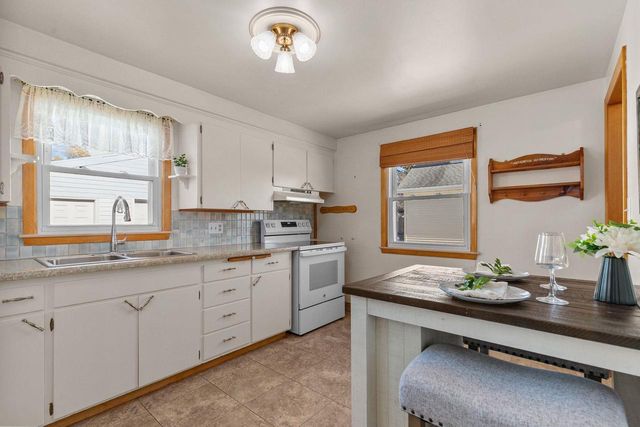 125 W CECIL STREET, Neenah, WI 54956