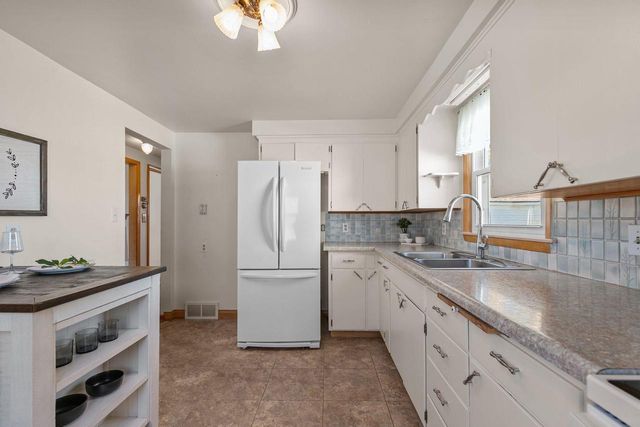 125 W CECIL STREET, Neenah, WI 54956