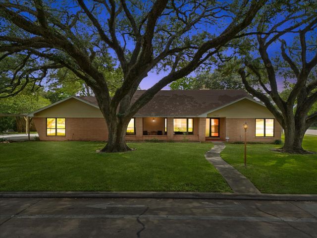 1613 S Hood Street, Alvin, TX 77511