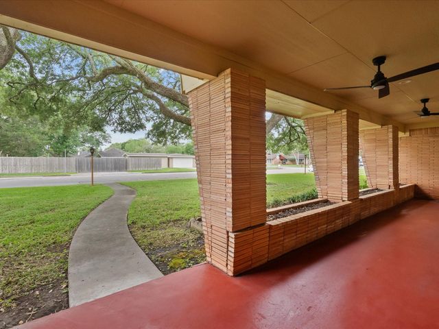 1613 S Hood Street, Alvin, TX 77511