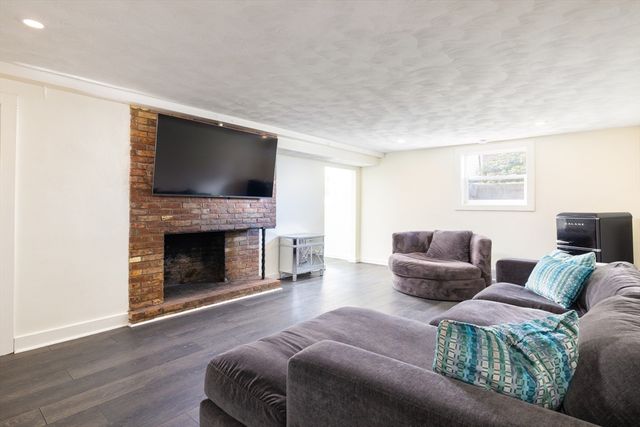 326 Austin St, Newton, MA 02465