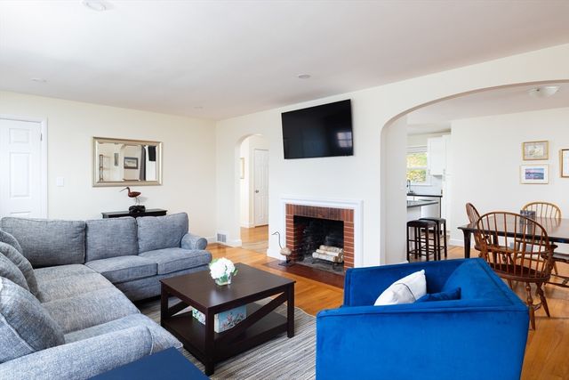 326 Austin St, Newton, MA 02465