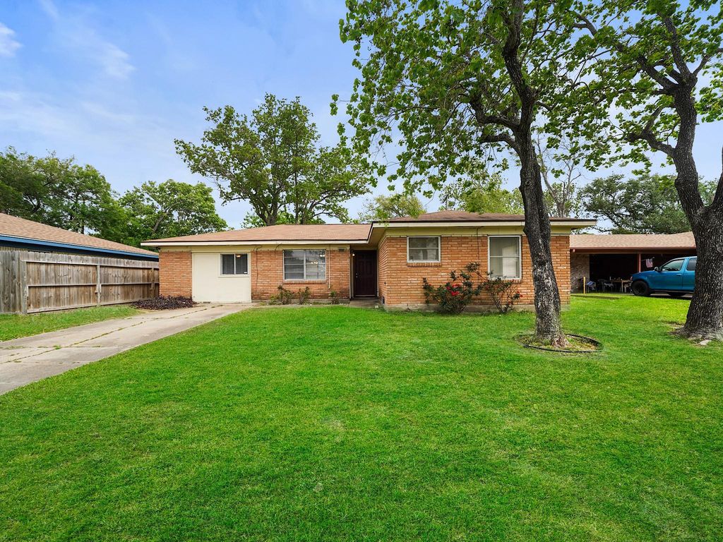 3006 14th Avenue N, Texas City, TX 77590