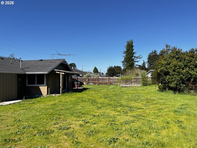 2385 19TH St, Florence, OR 97439
