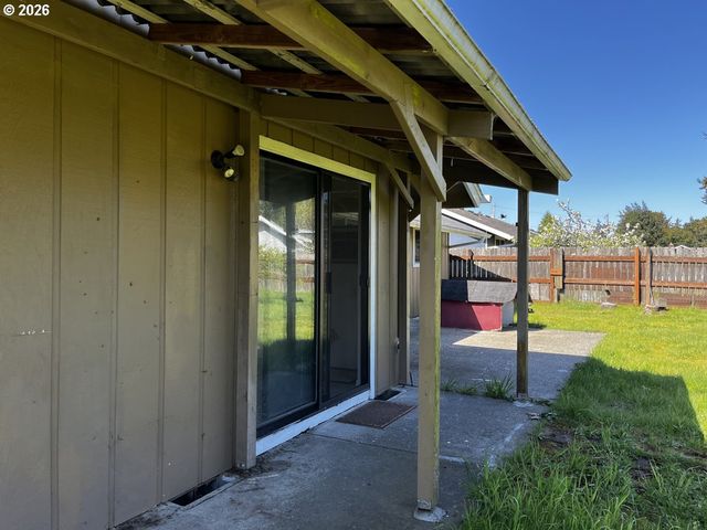 2385 19TH St, Florence, OR 97439